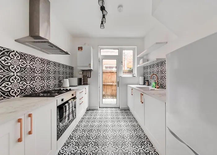 Beautifully Modern 2-Bed Apartment W/Garden