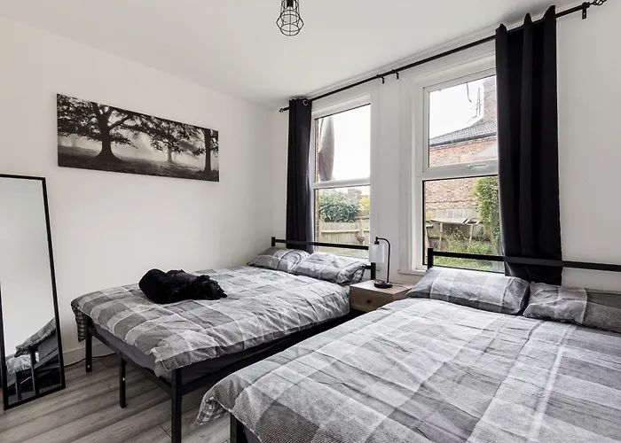 Beautifully Modern 2-Bed Apartment W/Garden