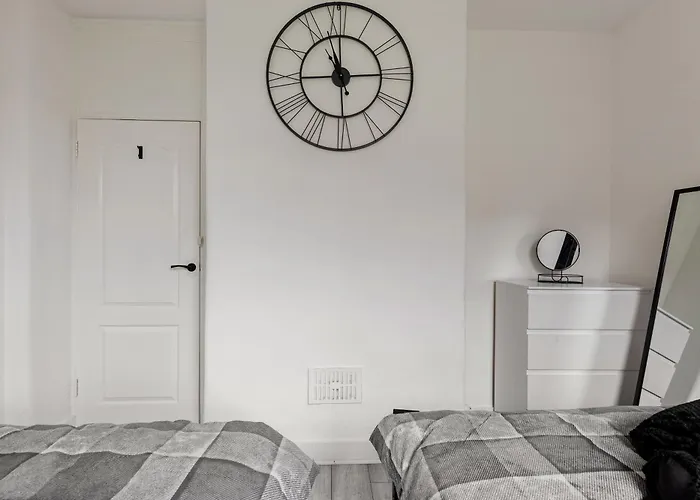 Beautifully Modern 2-Bed Apartment W/Garden