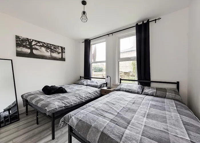 Beautifully Modern 2-Bed Apartment W/Garden