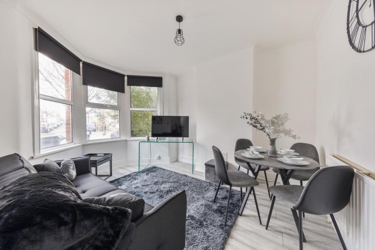 Beautifully Modern 2-bed W/garden Apartment *