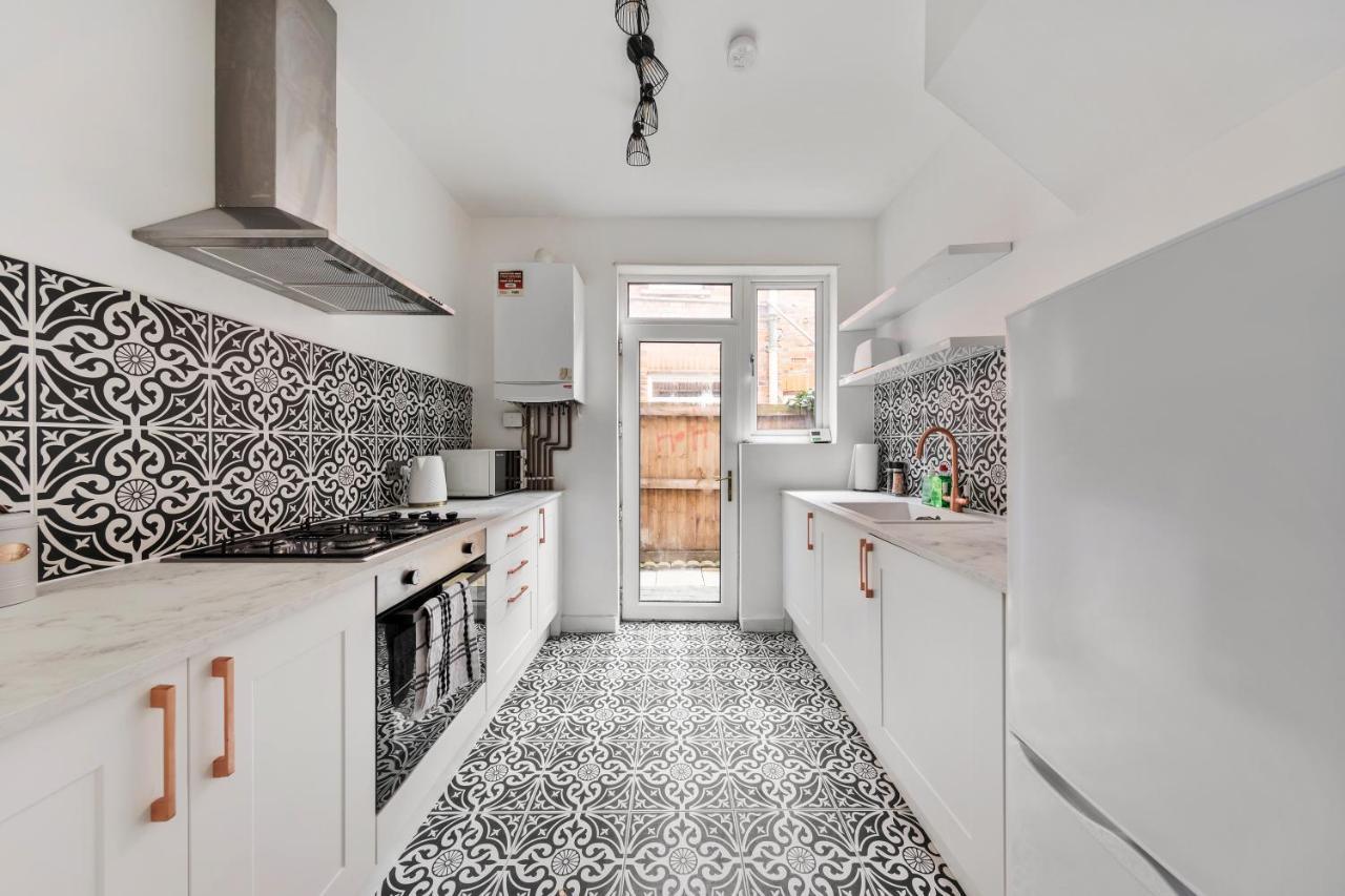 Beautifully Modern 2-bed W/garden Apartment London