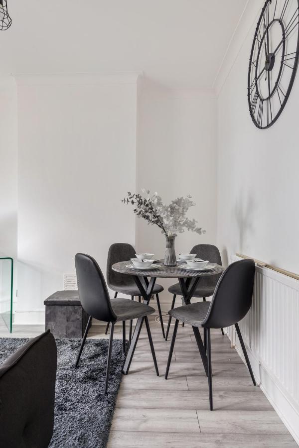Beautifully Modern 2-bed W/garden Apartment *