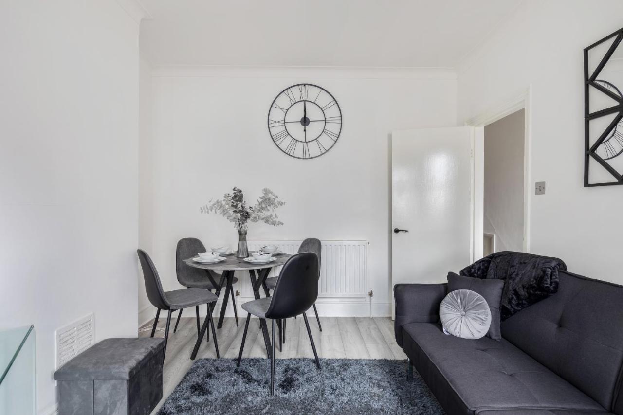 Apartment Beautifully Modern 2-bed W/garden *