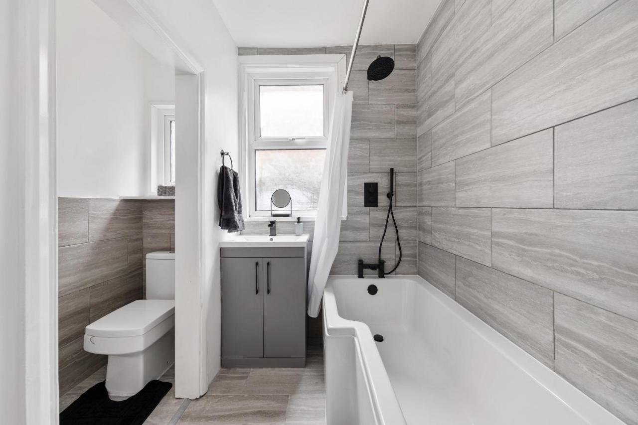 Beautifully Modern 2-bed W/garden Apartment *