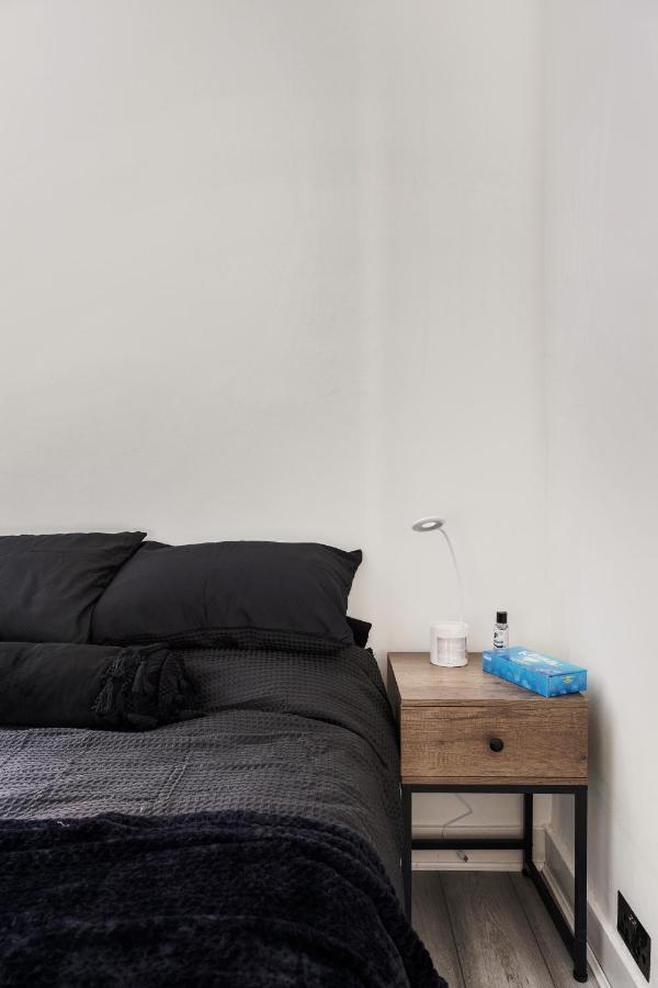 Beautifully Modern 2-bed W/garden Apartment