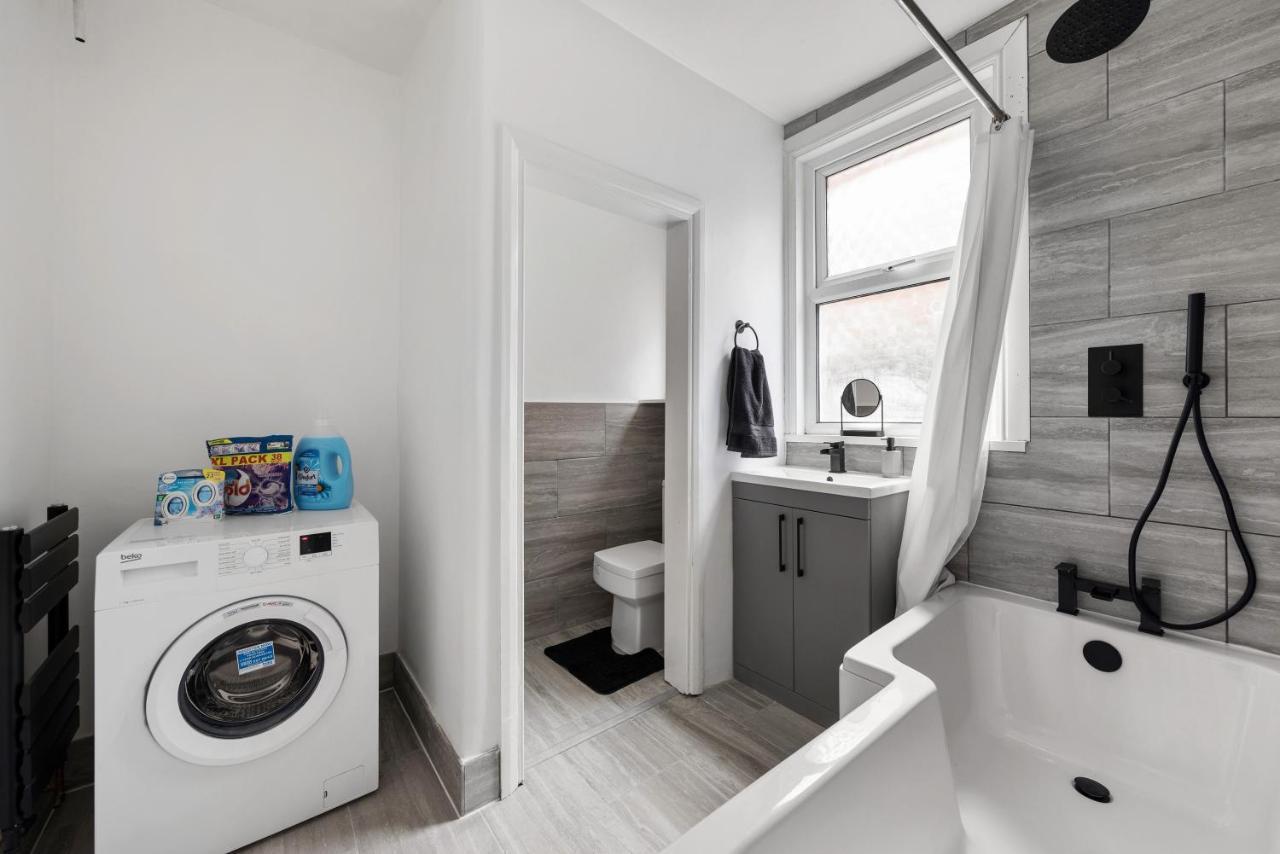 Beautifully Modern 2-bed W/garden Apartment London