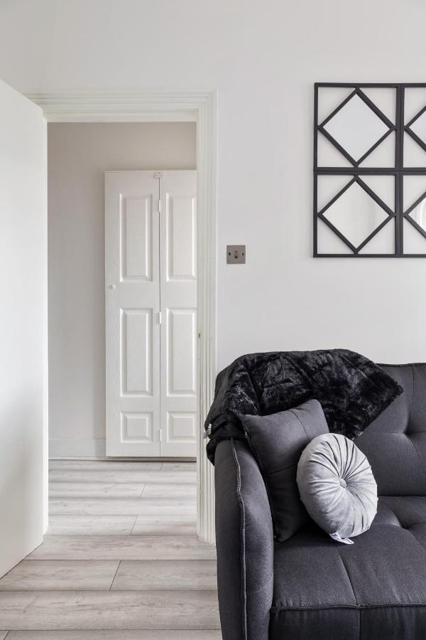 Beautifully Modern 2-bed W/garden Apartment *