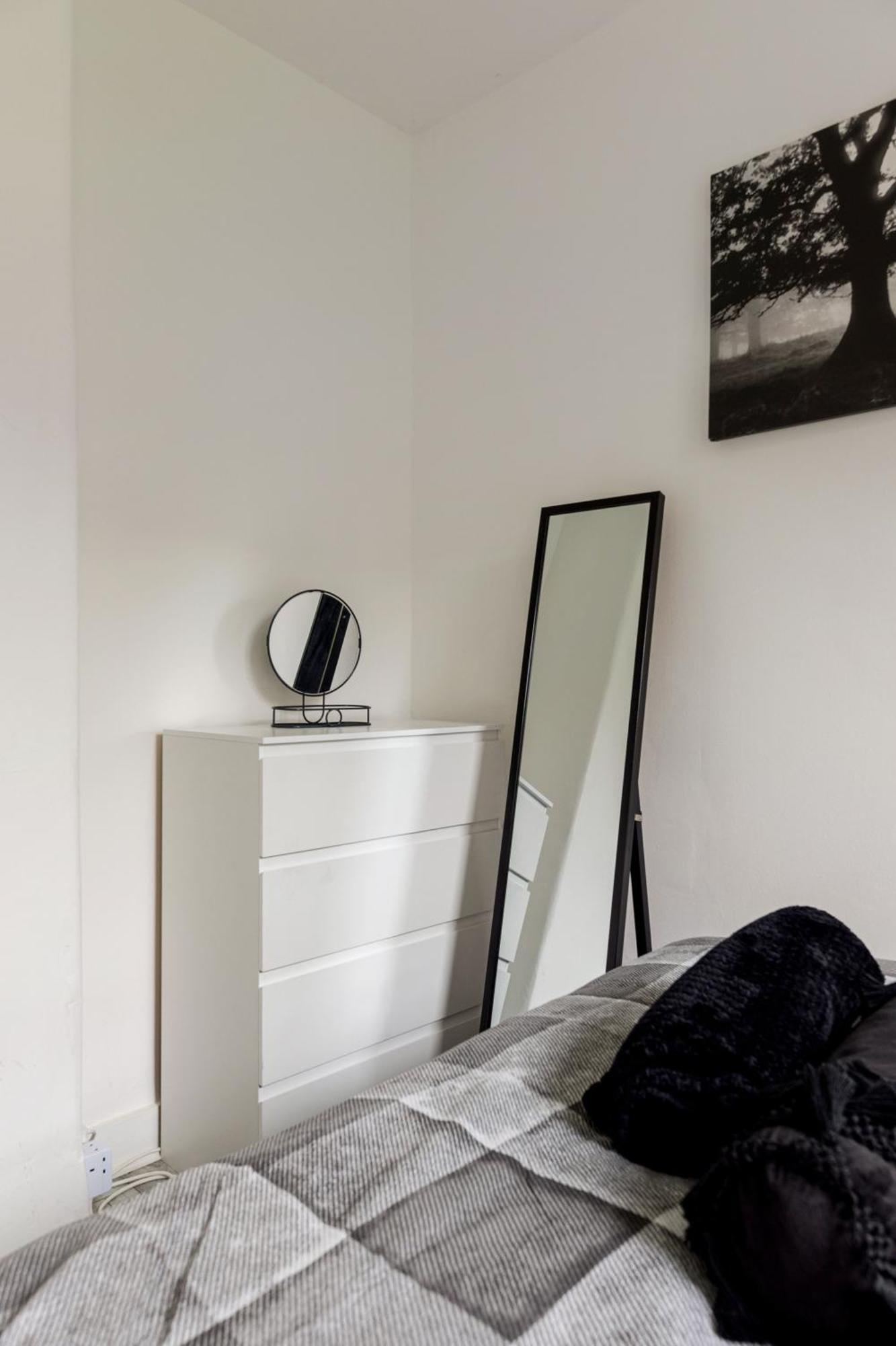 Apartment Beautifully Modern 2-bed W/garden